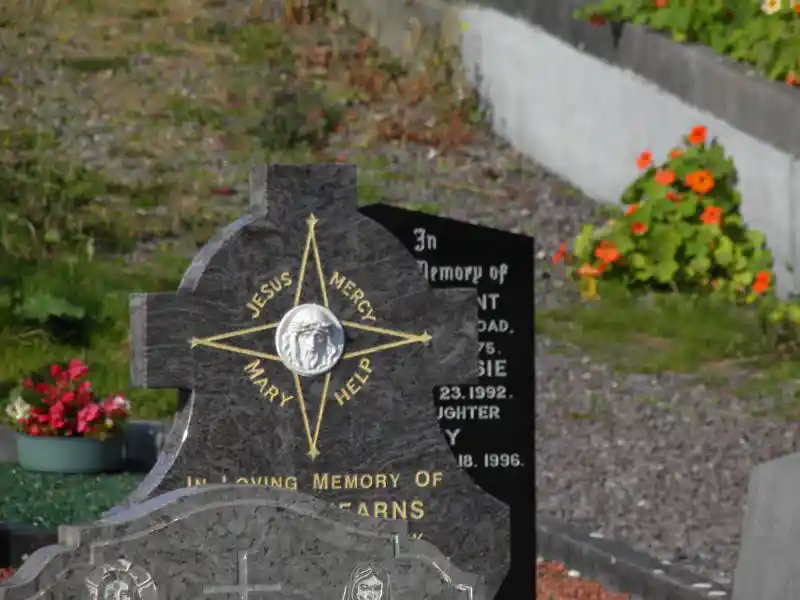 Tombstone, Christ in the center of sun cross